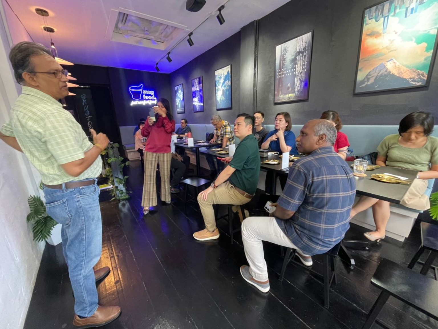 Speaker addressing participants during a café event