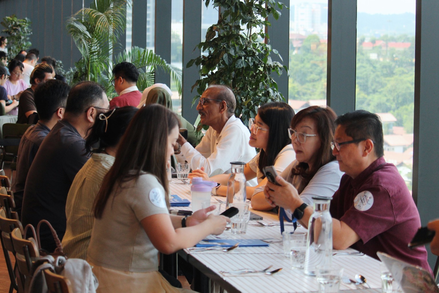 Entrepreneurs exchanging ideas at a café meetup